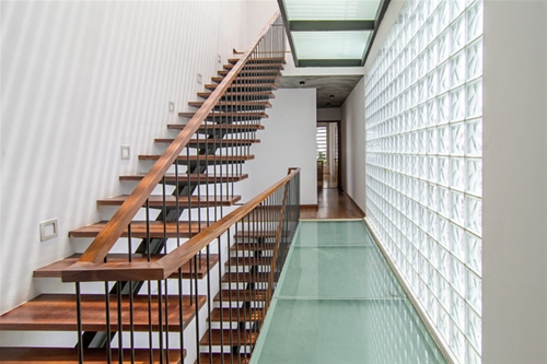 LAN CAN CẦU THANG KÍNH TAY VỊN GỖ