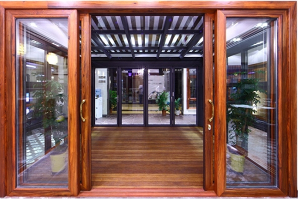 Có nên lắp cửa kính cường lực khung gỗ