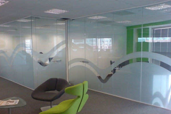 Văn phòng làm việc lý tưởng với vách kính cường lực